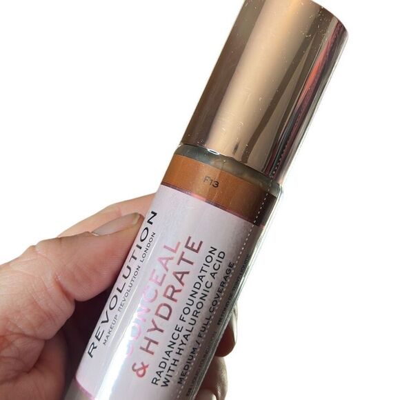 Makeup Revolution Conceal & Hydrate‎ Foundation F13 - Picture 4 of 5